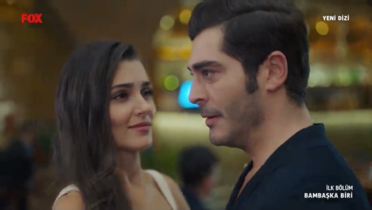 Hande Erc¸el y Burak Deniz La dupla de la qué todos hablan. Foto: Fuente: Imagen - Instagram @bambaskabiridizi