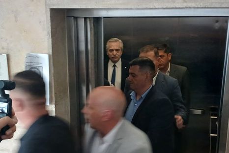 El expresidente Alberto Fernández luego de declarar. Foto: Juan Mateo Aberastain/MDZ