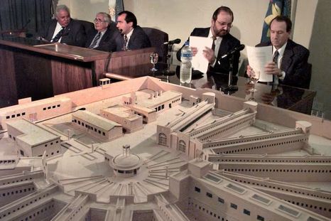 El tribunal frente a un plano de la cárcel, el 13 de abril de 2000. El tribunal frente a un plano de la cárcel, el 13 de abril de 2000.