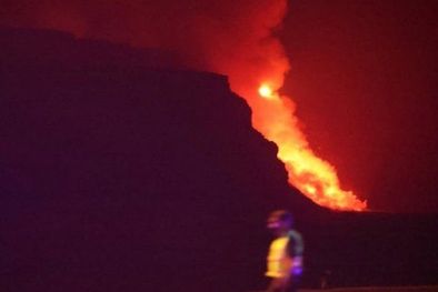 MDZol | La lava llegó al mar este martes en la noche. Foto: REUTERS