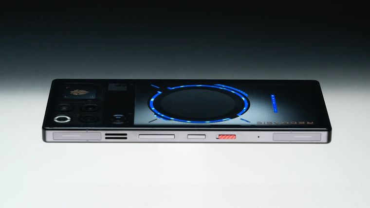 El sistema de refrigeración líquida del Red Magic 11 Pro mantiene el rendimiento incluso bajo máxima exigencia. El sistema de refrigeración líquida del Red Magic 11 Pro mantiene el rendimiento incluso bajo máxima exigencia.