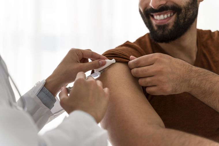 Además de la vacunación, hay hábitos cotidianos que son fundamentales para proteger la salud respiratoria en invierno.