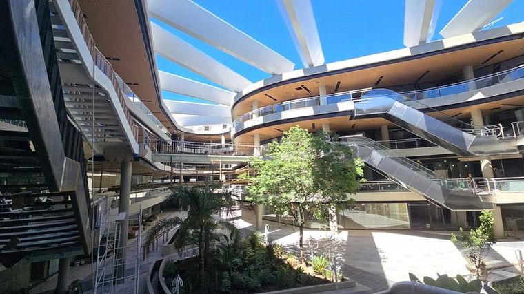 El shopping de Villa Carlos Paz tendrá tres pisos y casi 100 locales comerciales, tres salas de teatro y cines, una radio, ingreso por la Peatonal y salida hacia la costanera del lago San Roque. Foto: Luis Tórtolo