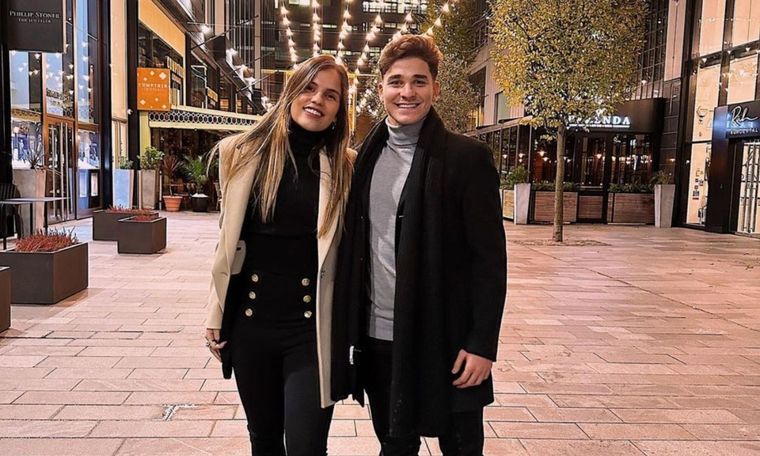 Julián Álvarez junto a su novia, María Emilia Ferrero.