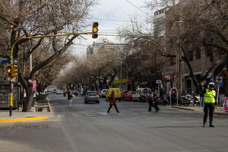 Como se puede observar en la imagen, el semáforo se encuentra permanentemente en amarillo. Foto: Santiago Tagua/MDZ