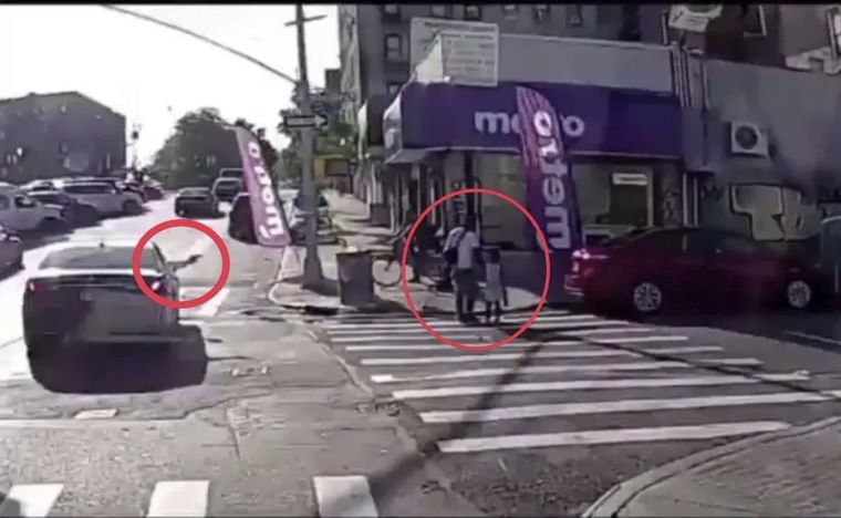 El momento en que el hombre recibe el disparo desde un auto en movimiento