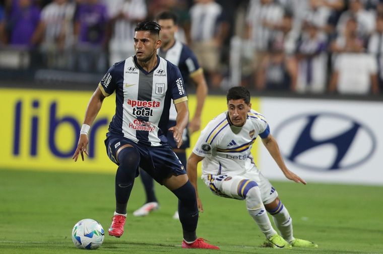 Carlos Zambrano supera a Miguel Merentiel durante el partido de ida en Lima. El defensor ex Boca opinó sin filtro y apuntó contra la prensa. Foto: EFE