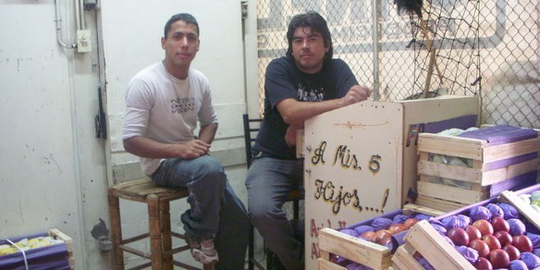 Los vendedores esperan sentados que llegue algún cliente.