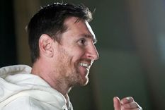 Todos quieren a Messi. Foto: Olé