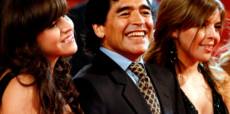 Diego Maradona con sus hijas Gianinna y Dalma Foto: eldiariony.com