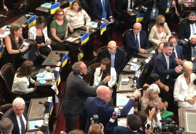 Los pasillos del Congreso se llenaron rápidamente y los ataques de un bloque a otro terminó siendo el centro del escenario.  Foto: Luciana Gesto - MDZ
