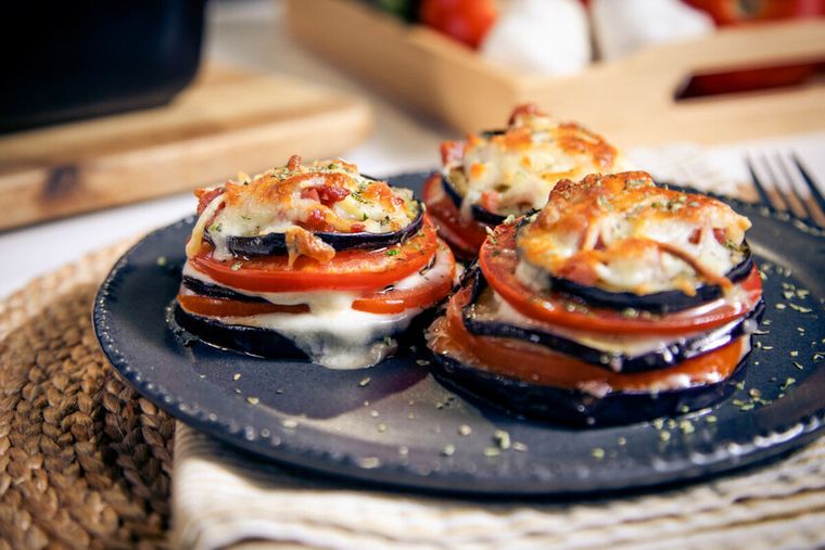 Una versión liviana y deliciosa con berenjenas y queso fundido. Una versión liviana y deliciosa con berenjenas y queso fundido.