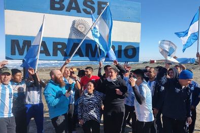 MDZol | La base Marambio celebrando el triunfo de nuestra selección.