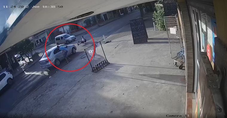 Uno de los jóvenes víctima de un robo terminó en medio de la calle