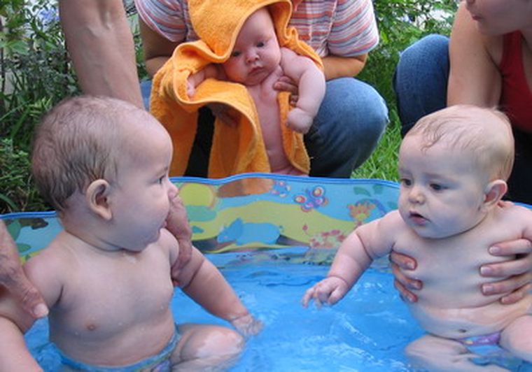 Los baños de agua fresca evitan irritaciones de la piel de los bebés. Foto: Web