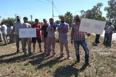 Compañeros de Emiliano protestan frente a la empresa