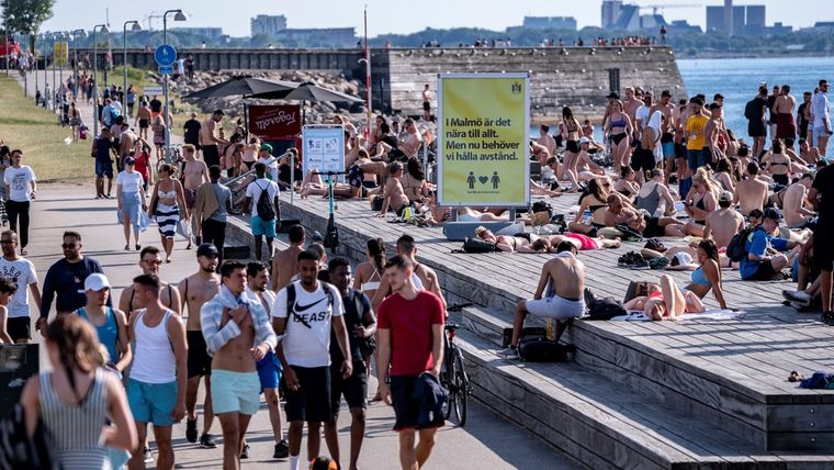Personas pasean, toman el sol y nadan en Malmo, Suecia, el 25 de junio de 2020.