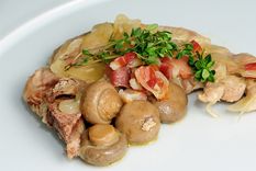 Chuletas de cerdo en salsa de champiñones. Foto: Canal Cocina