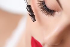 Las pestañas bien cuidadas pueden hacer lucir tus ojos espectaculares.