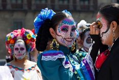 El Día de Muertos, tradición originaria de México, extendida por el mundo, que se celebra haciendo honor a nuestros fallecidos Foto: Yahoo Noticias.