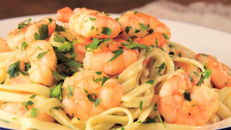 Espaguetis con gambas Una receta simple y deliciosa para hacer en pocos pasos. Foto: Tastemade
