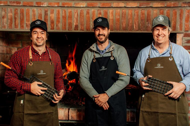 Alejandro, Juan y Pablo son tres hermanos que renovaron la tradición de hacer asado. Foto: Gentileza La Brochetera