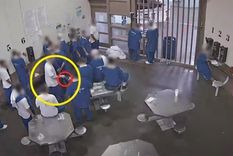 El momento en que uno de los presos le pasa el vaso a otro