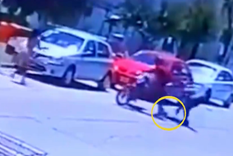 Motochorro perdió la pierna ortopédica durante asalto Foto: Captura Video