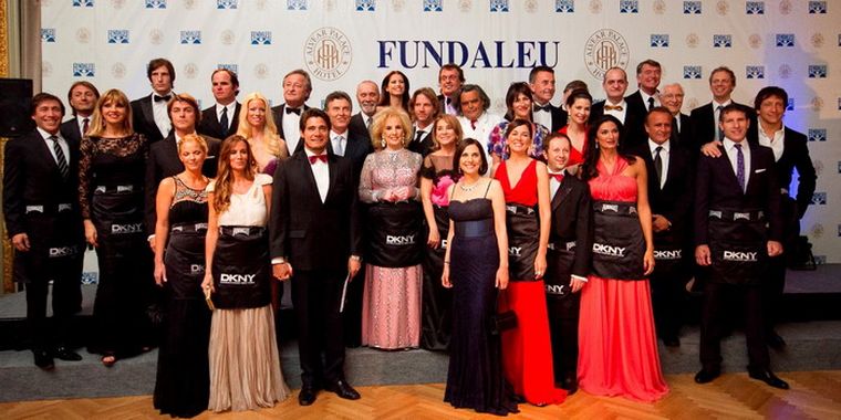 Foto grupal. Farándula y empresarios, unidos por la solidaridad. Foto: Gentileza
