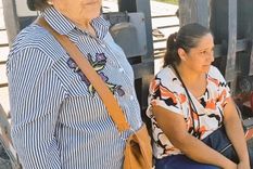 Las abuelas de Benjamín bajo el sol a la espera del resultado de los rastrillajes ayer. Foto: Mariana Romero - Gza.