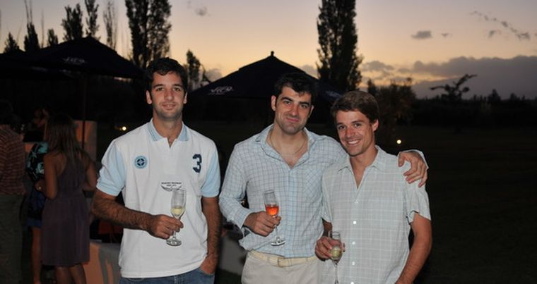 Sebastián Ribes, Andrés Páez y Martín Fleury eligieron el espumante para mitigar el calor. Foto: Gerardo Gómez / MDZ