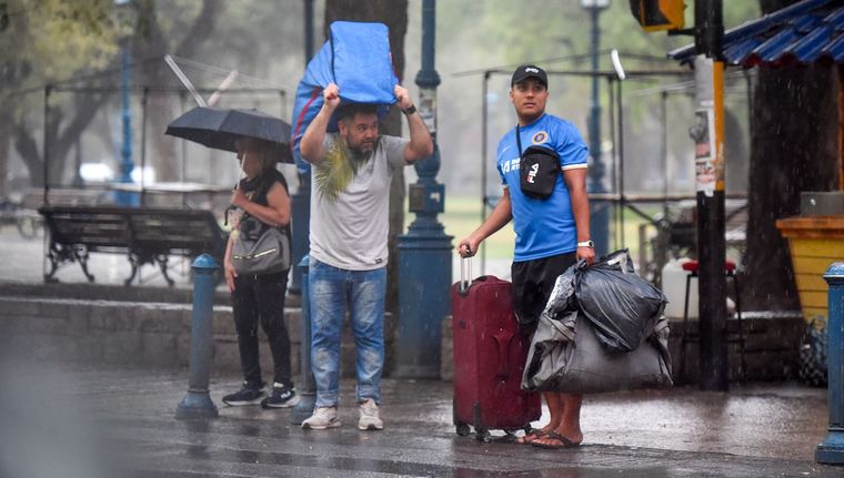 Mendoza arranca la semana bajo alerta por Zonda, tormentas y posible granizo.