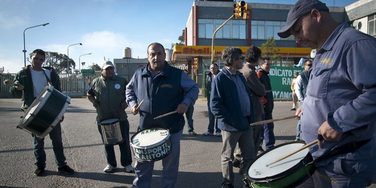Camioneros bloqueó las principales destilerías del país. Foto: NA