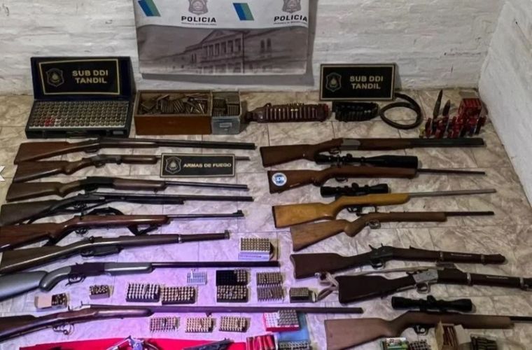 Las armas y municiones que le secuestraron a la banda en Tandil. Foto: Policía Bonaerense