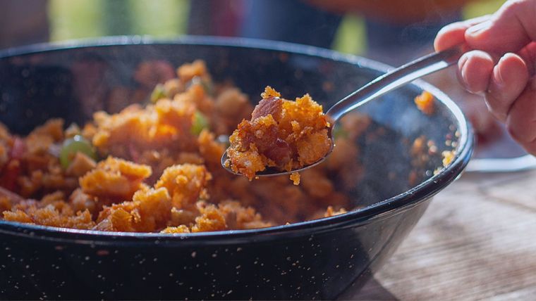 Receta imbatible de migas españolas, un clásico delicioso y rendidor