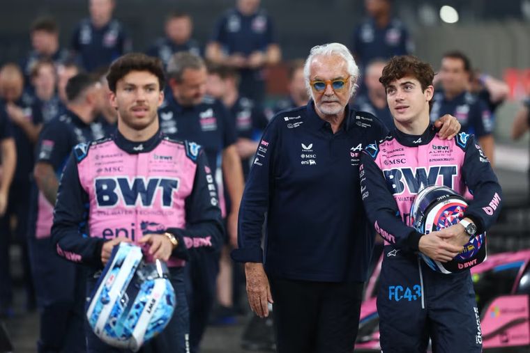 Pierre Gasly, Franco Colapinto y Flavio Briatore quieren dar vuelta la página de un olvidable 2025 para abrir paso a una temporada 2026 que ilusiona. Pierre Gasly, Franco Colapinto y Flavio Briatore quieren dar vuelta la página de un olvidable 2025 para abrir paso a una temporada 2026 que ilusiona.