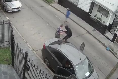 Delincuentes armados se robaron equipos periodísticos durante una cobertura Foto: Captura de video