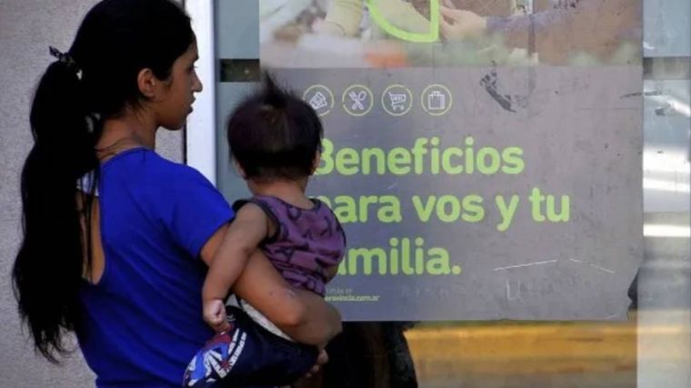 La AUH es una ayuda económica imprescindible para muchas familias argentinas Foto: Archivo MDZ