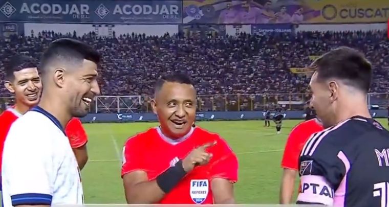 Lionel Messi durante el sorteo con el juez. Foto: Captura