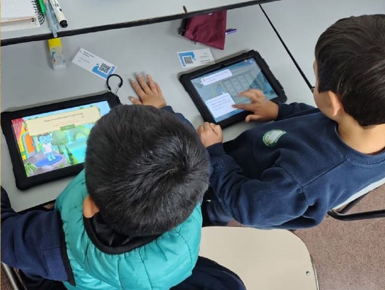Los alumnos juegas y aprenden. Los alumnos juegas y aprenden.