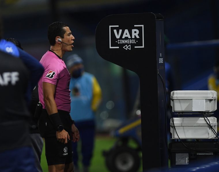 El colombiano Andrés Rojas se apoyó en el VAR para inventar una falta y robarle el gol a Boca Foto: Télam
