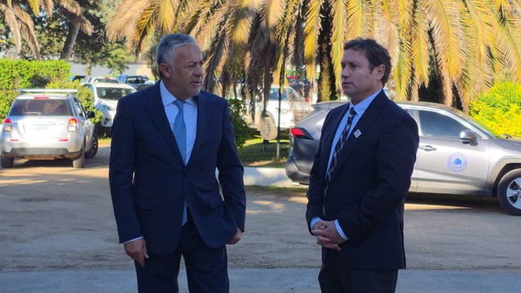 El gobernador mendocino Alfredo Cornejo junto a Pedro Pablo Álvarez Salamanca, gobernador del Maule. El gobernador mendocino Alfredo Cornejo junto a Pedro Pablo Álvarez Salamanca, gobernador del Maule.