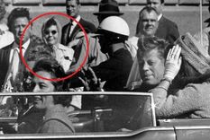 La mujer de la babushka, muy cerca de JFK segundos antes del magnicidio. Imagen: Quora