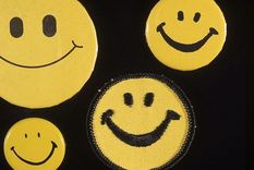 Distintas chapas de la carita feliz que circulaban en los años 70. La de abajo a la izquierda es muy similar al original de Harvey Ball. Foto: GETTY IMAGES