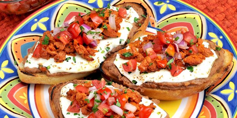 Admira lo deliciosos que son estos molletes en su versión mexicana. Prepáralos, te encantarán.