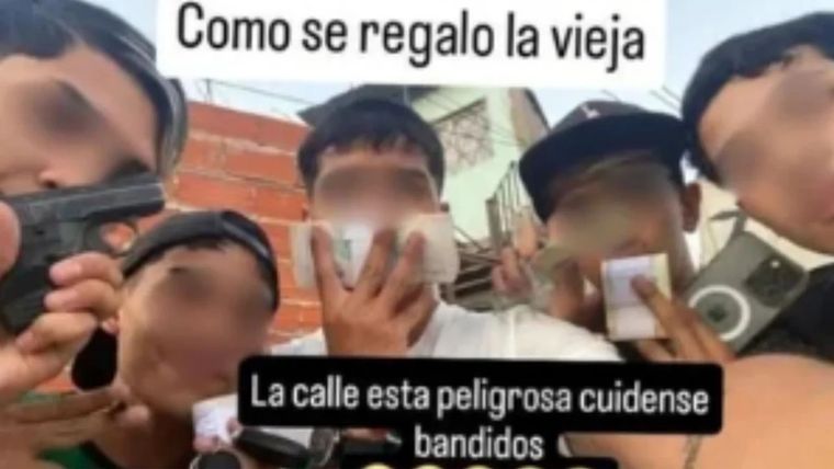 Sin freno. Los delincuentes festejan el aberrante hecho que cometieron Foto: Captura
