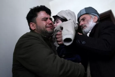 Hamid Safi, el taxista de 29 años que encontró a Sohail Ahmadi en el aeropuerto, llora al entregar al bebé a su abuelo. Foto: REUTERS
