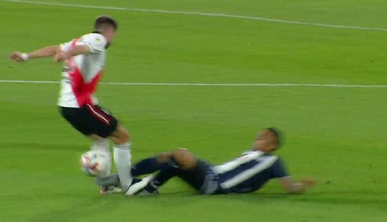 La entrada que derivó en la expulsión de Peña. Foto: Captura