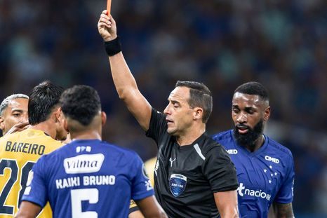 Bareiro vio la roja por dos manotazos y Boca perdió el invicto ante Cruzeiro. Bareiro vio la roja por dos manotazos y Boca perdió el invicto ante Cruzeiro.