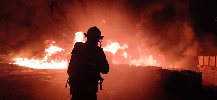 Dotaciones de los cuarteles de Bomberos Central, Voluntarios de Godoy Cruz, Maipú y Guaymallén acudieron al lugar para combatir el fuego: Foto: gentileza. Foto: Gentileza